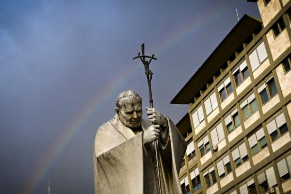 Papež znova doživel dve dihalni stiski